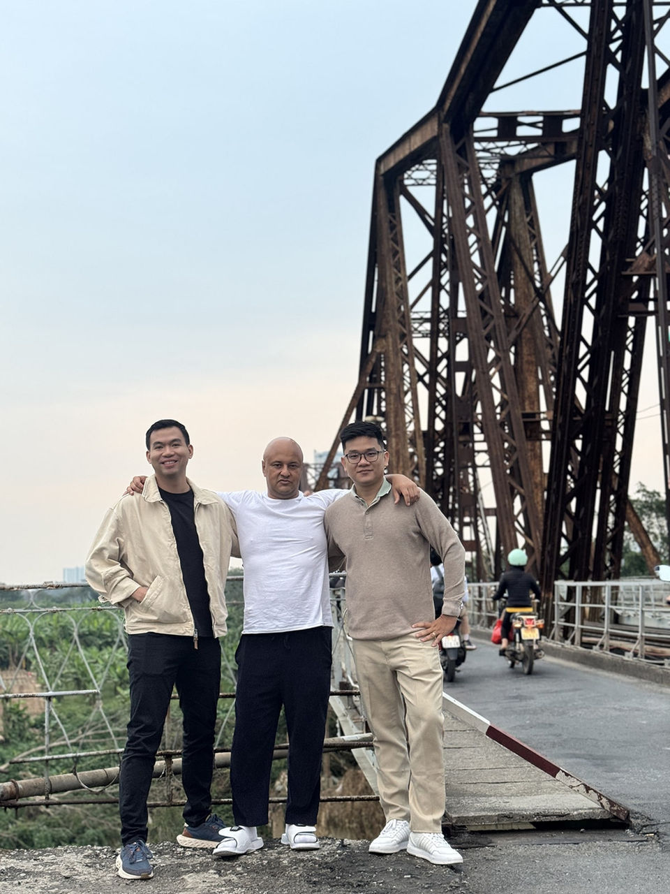 A group of tourist at Long Bien bridge